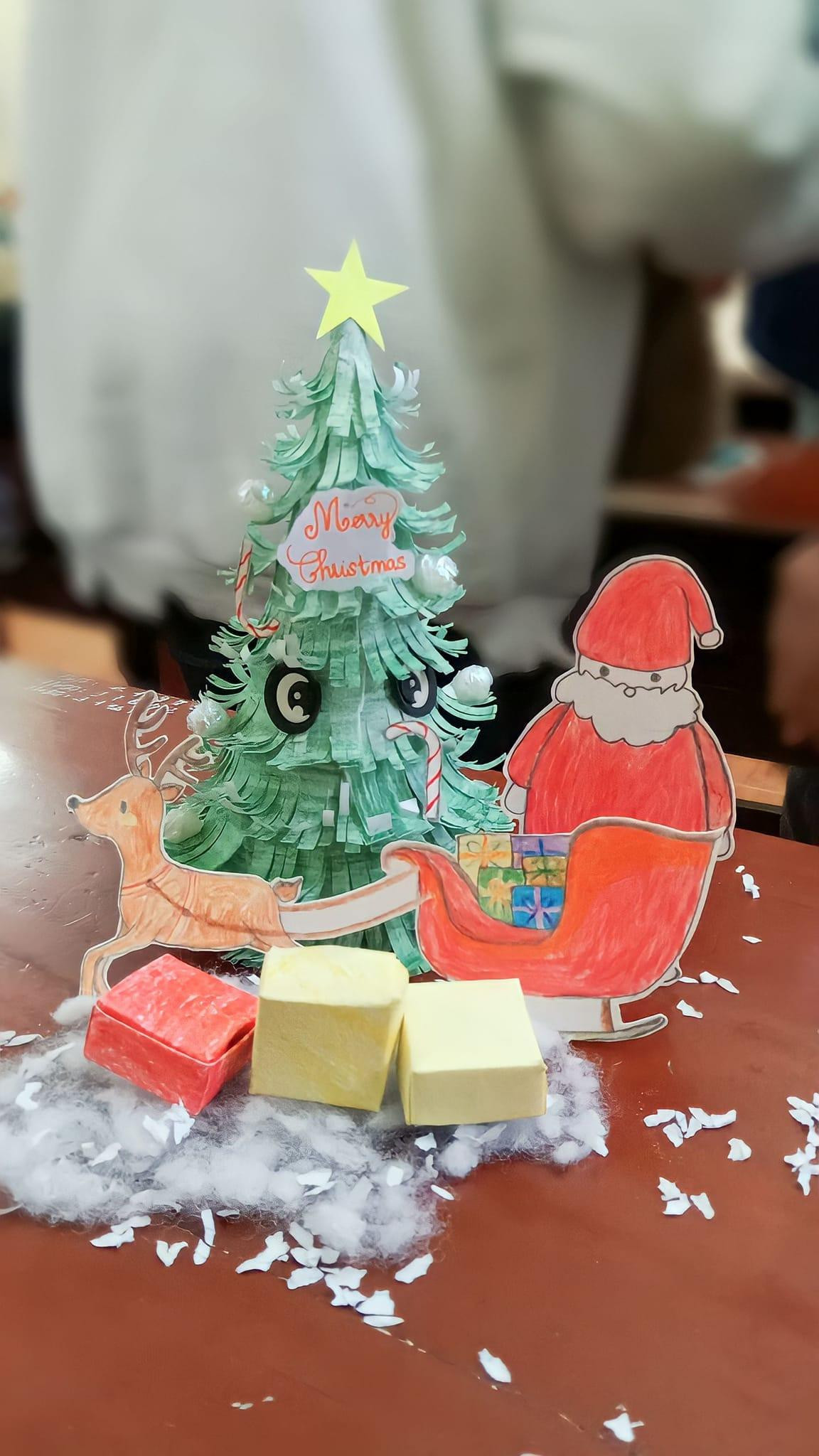 Cũng là cây thông nhưng ở phiên bản của hội khéo tay. (Ảnh: Thanh Trinh) Cũng là cây thông nhưng ở phiên bản của hội khéo tay. (Ảnh: Thanh Trinh)