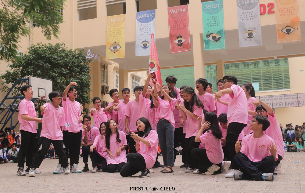 Thầy cô trẻ trung, năng động và đầy nhiệt tình cùng tham gia nhảy Flashmob Day với học sinh.