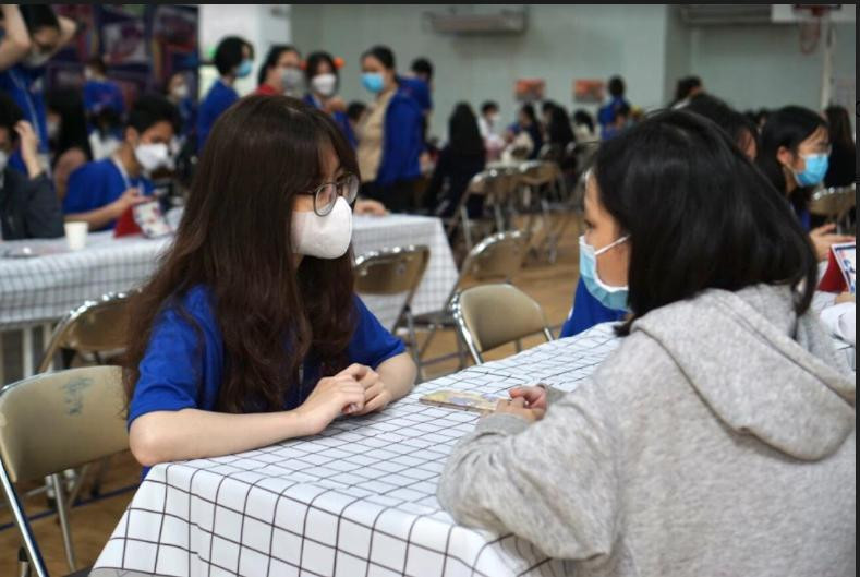 Diễn giả tại phòng tư vấn 1v1 chia sẻ kinh nghiệm với người tham gia.