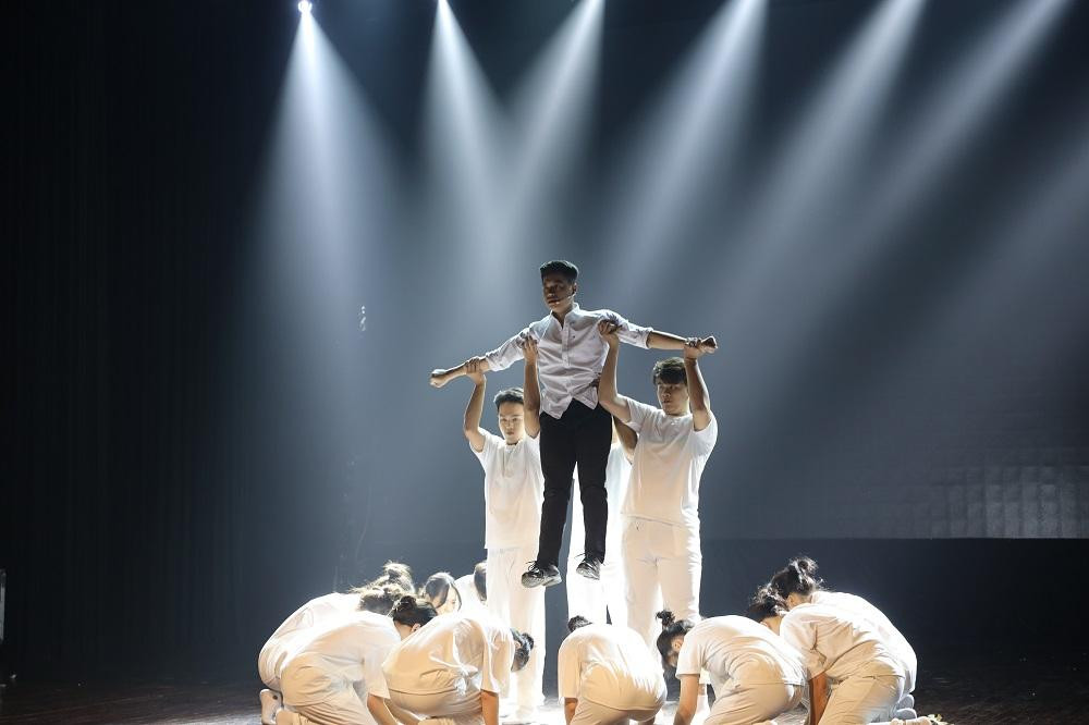 Văn nghệ là phần không thể thiếu trong dịp 20/11, khéo léo lồng ghép là có ngay quà xịn.