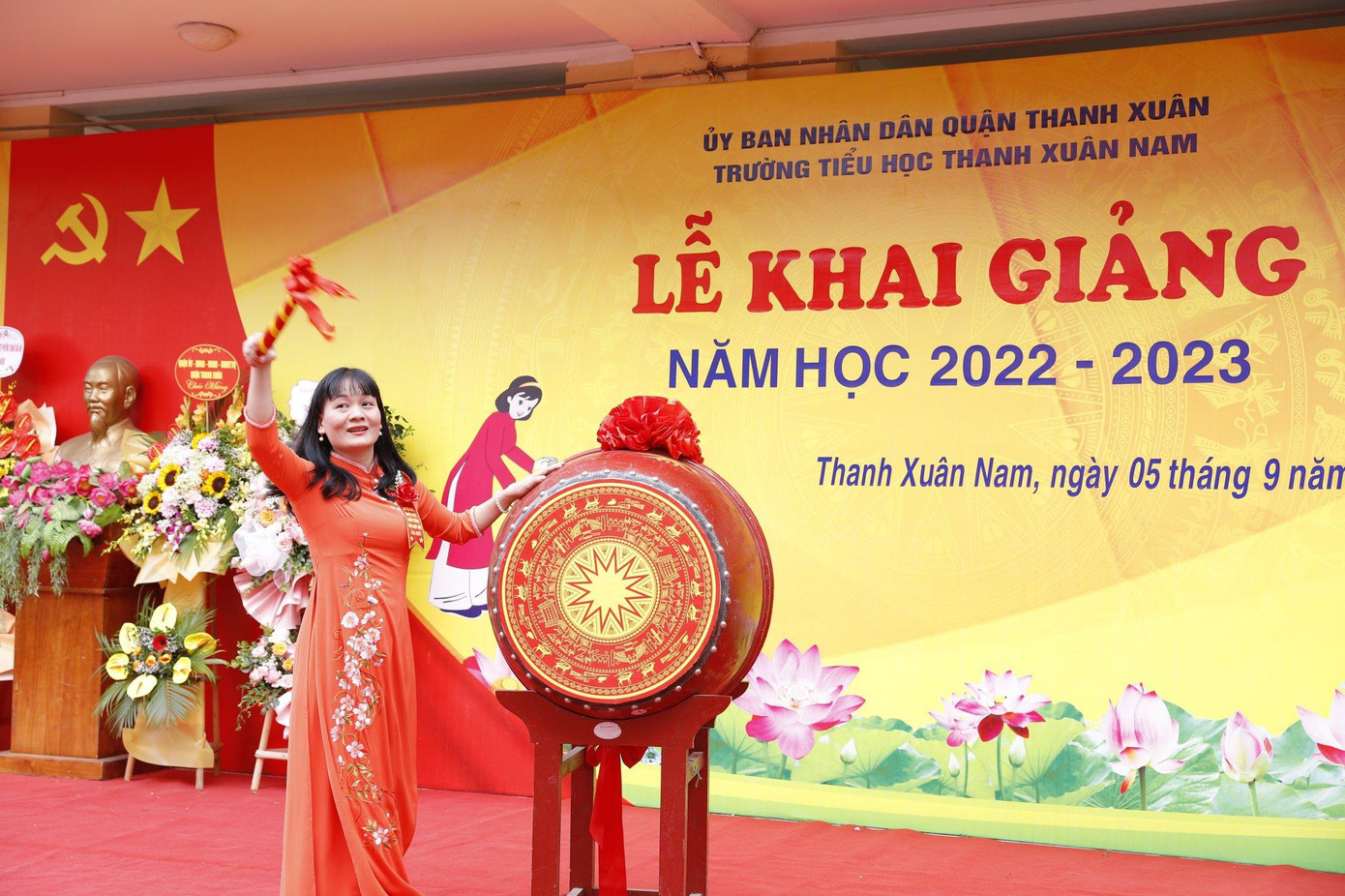 Cô Hiệu trưởng đánh trống bắt đầu năm học mới. Cô Hiệu trưởng đánh trống bắt đầu năm học mới.