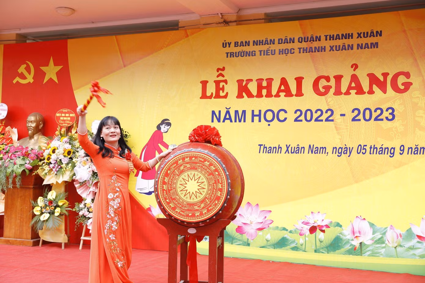 Cô Hiệu trưởng đánh trống bắt đầu năm học mới.
