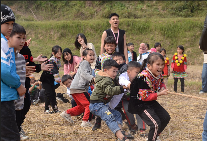 Tween hòa mình vào những trò chơi dân gian thú vị.