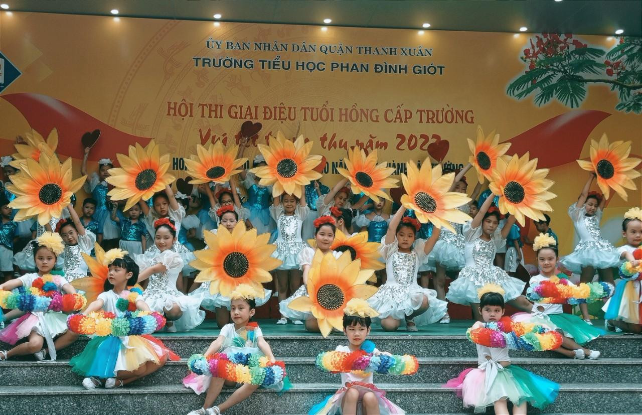 Mỗi tiết mục đều có phần hát và múa đan xen. Mỗi tiết mục đều có phần hát và múa đan xen.