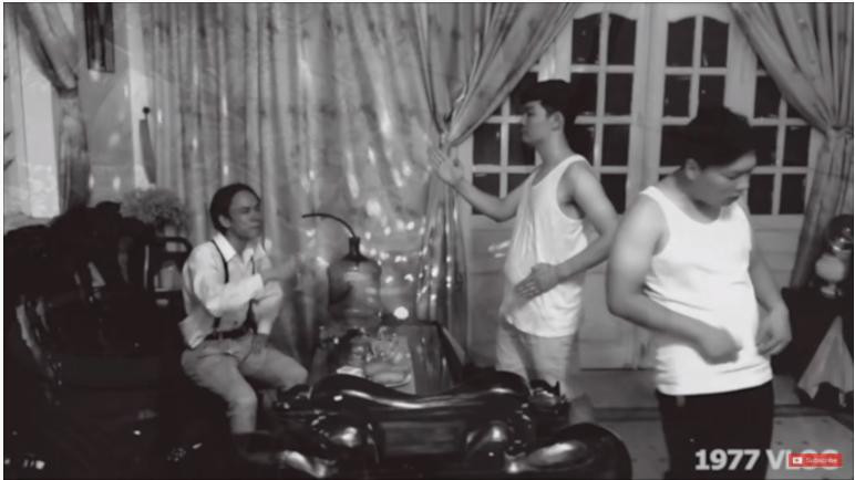 Phòng hát karaoke của Xuân tóc đỏ.