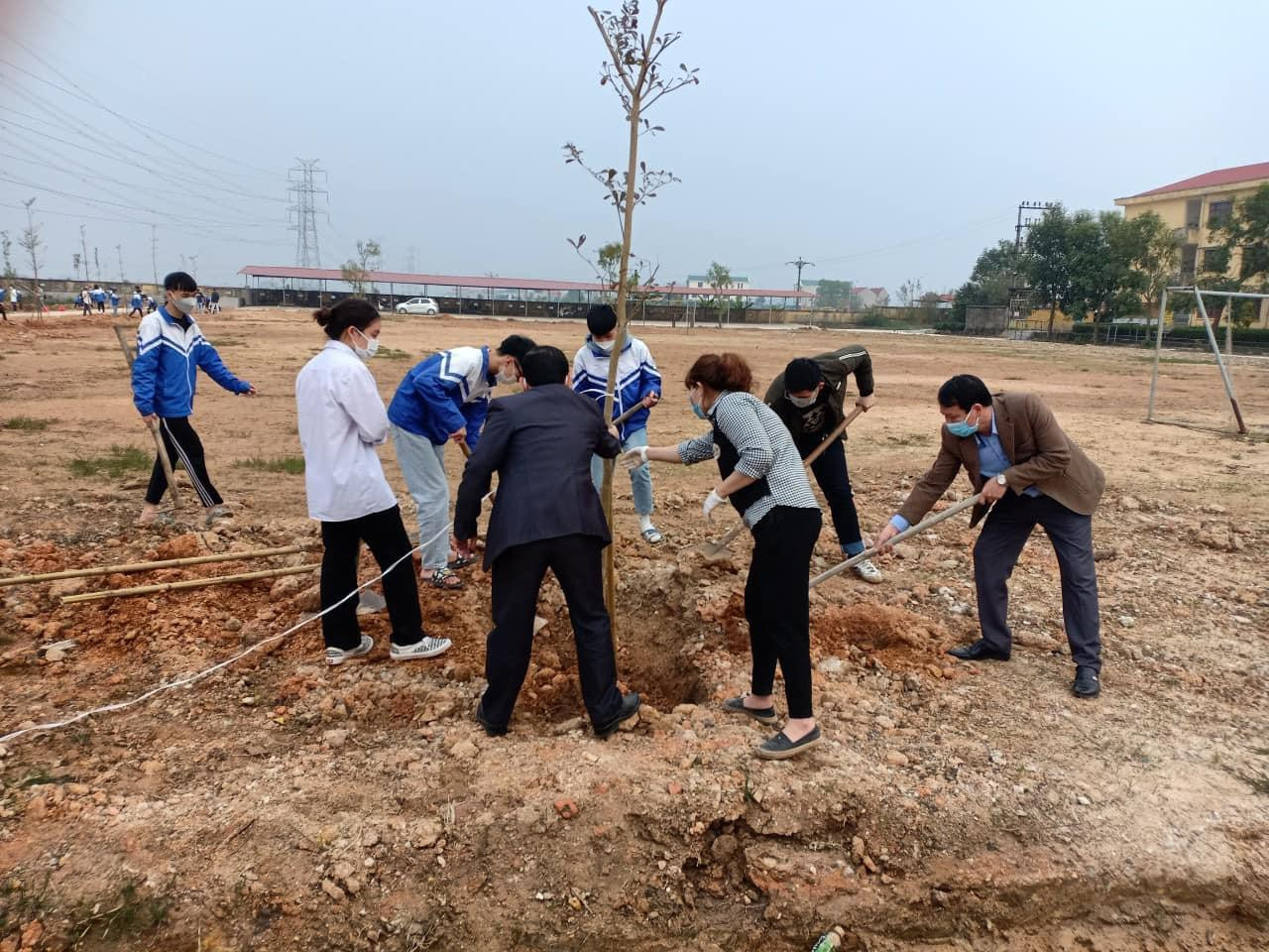 Thầy trò trường THPT Lý Thường Kiệt (Bắc Giang) trồng cây trên bãi đất trống trong trường. Thầy trò trường THPT Lý Thường Kiệt (Bắc Giang) trồng cây trên bãi đất trống trong trường.