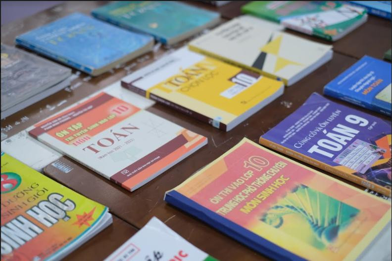 Khu vực Bảo tàng trưng bày một số đầu sách ôn thi chất lượng.