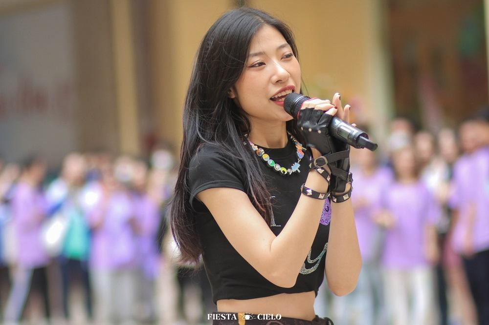 Nữ ca sĩ Xesi bất ngờ xuất hiện, mang đến làn gió sôi động cùng loạt hit đình đám.