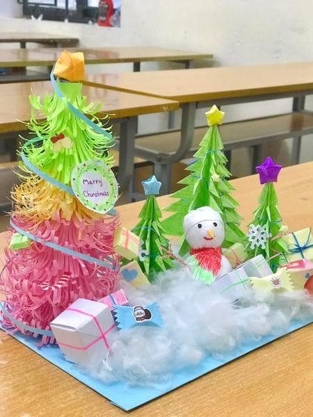 Bạn có thể thử nhiều cách làm cây thông giấy khác nhau. (Ảnh: Thu Bùi) Bạn có thể thử nhiều cách làm cây thông giấy khác nhau. (Ảnh: Thu Bùi)
