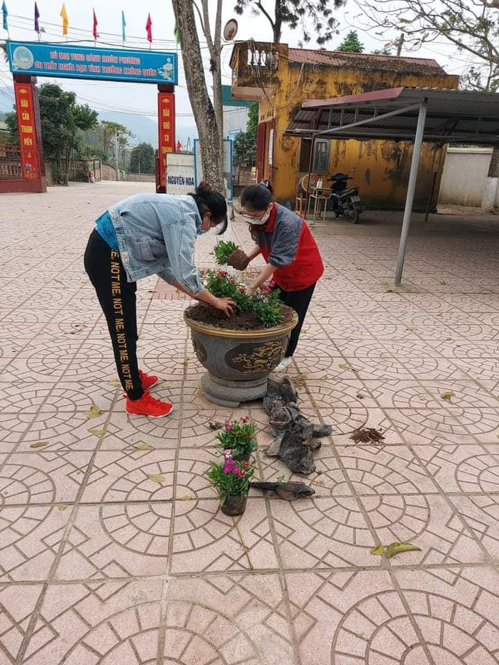 Teen THPT Sơn Động số 1 (Bắc Giang) cùng nhau trồng hoa. Teen THPT Sơn Động số 1 (Bắc Giang) cùng nhau trồng hoa.
