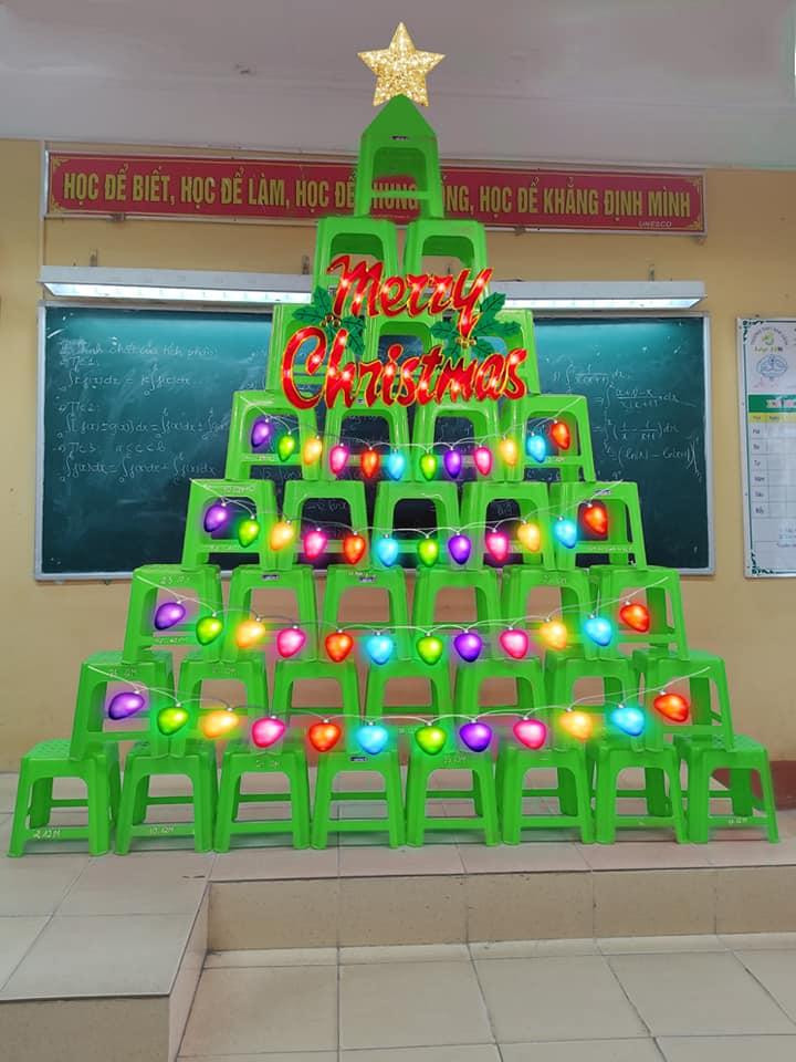 Cây thông to đủ để cả lớp cùng check-in đấy nhỉ! (Ảnh: Phạm Tuấn Anh) Cây thông to đủ để cả lớp cùng check-in đấy nhỉ! (Ảnh: Phạm Tuấn Anh)