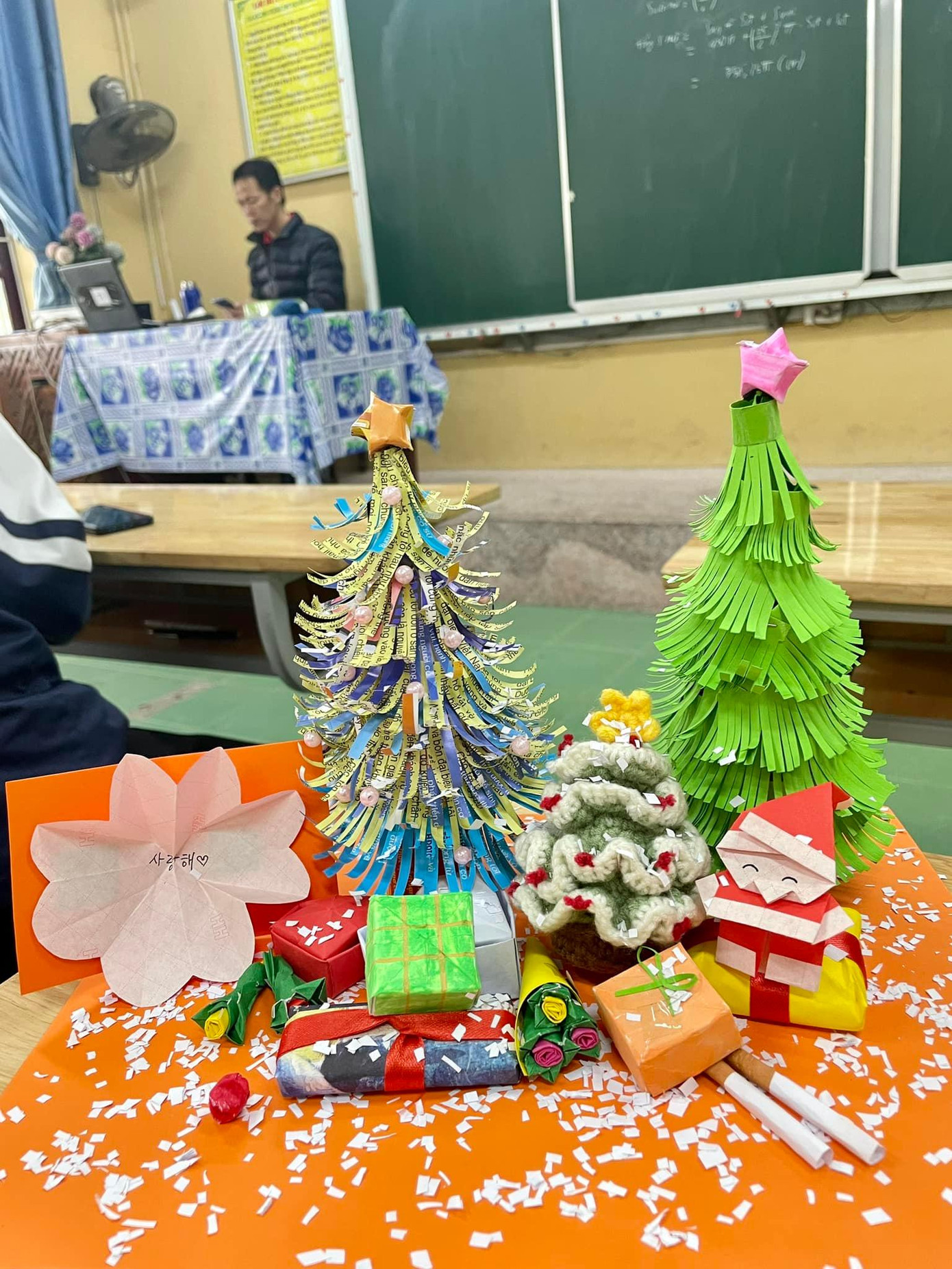 Biết cách làm một cây là có ngay một rừng thông nè! (Ảnh: Uni Phương Anh, Quỳnh Oanh) Biết cách làm một cây là có ngay một rừng thông nè! (Ảnh: Uni Phương Anh, Quỳnh Oanh)