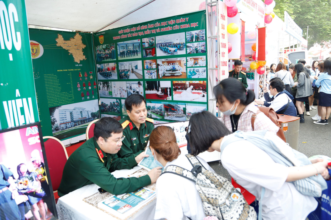Học viện Quân y tại buổi Tư vấn tuyển sinh của Đại học Bách Khoa. Học viện Quân y tại buổi Tư vấn tuyển sinh của Đại học Bách Khoa.