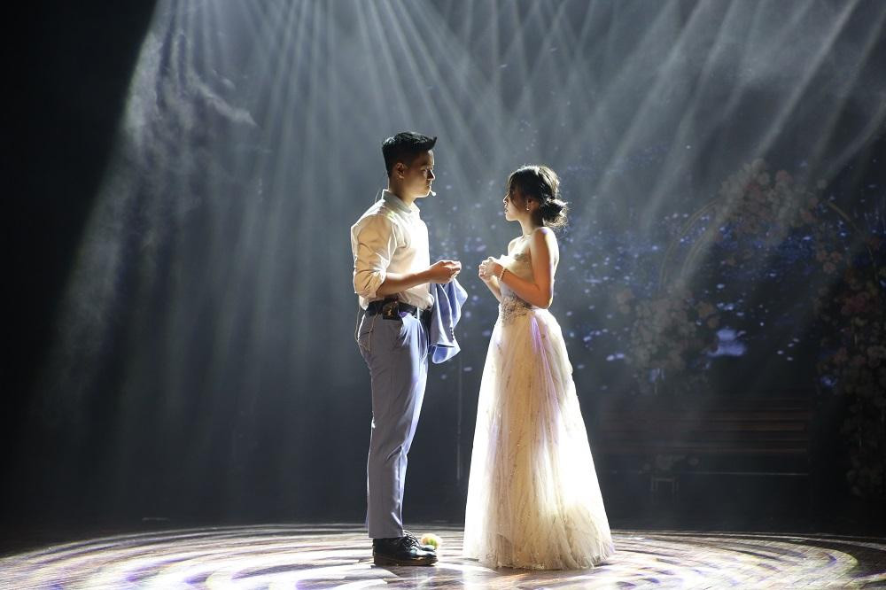 Những tràng pháo tay chính là sự công nhận của khán giả với Viễn Mộng.