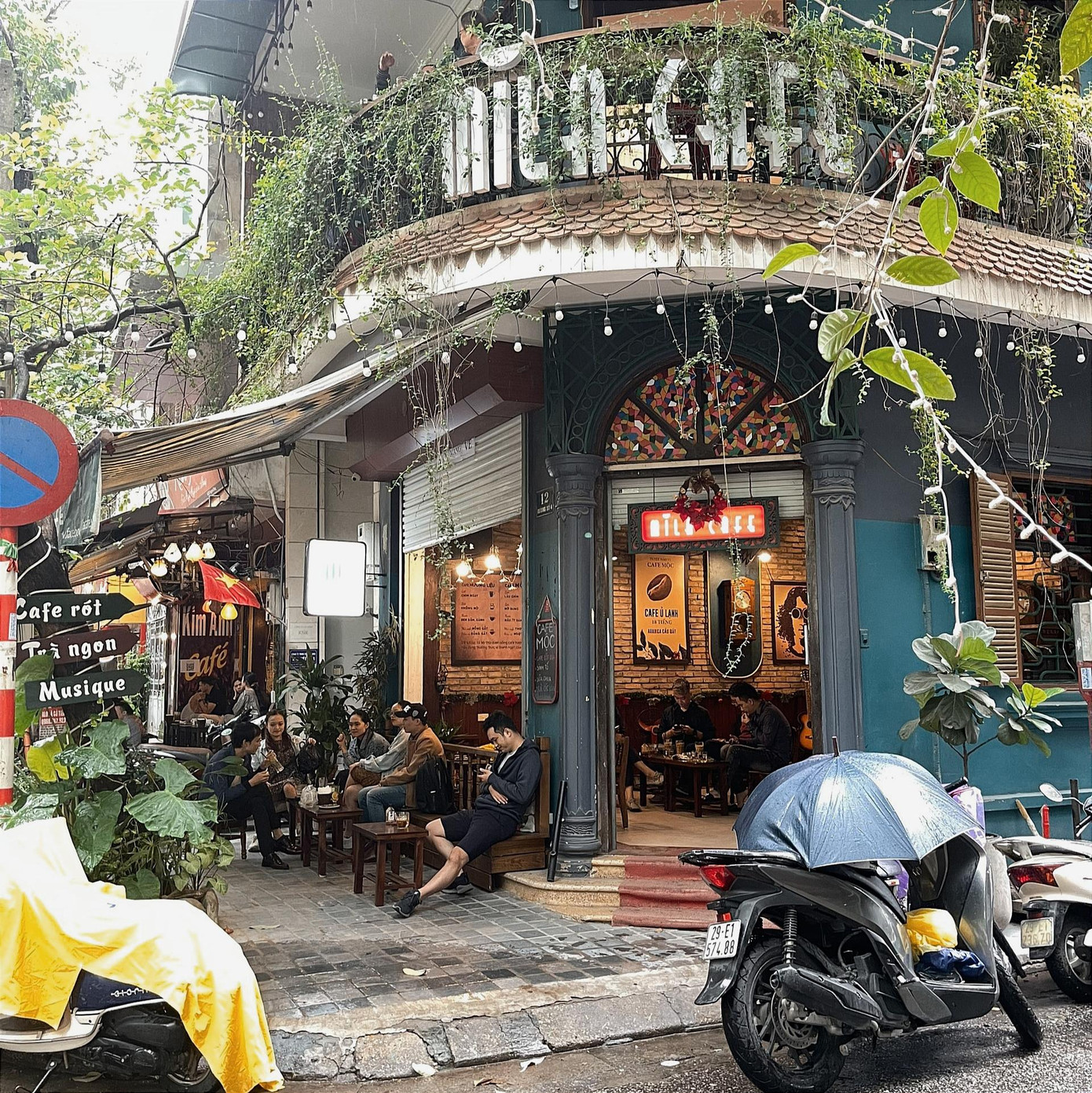 Các quán café cũng bắt đầu mở cửa đón khách. Các quán café cũng bắt đầu mở cửa đón khách.