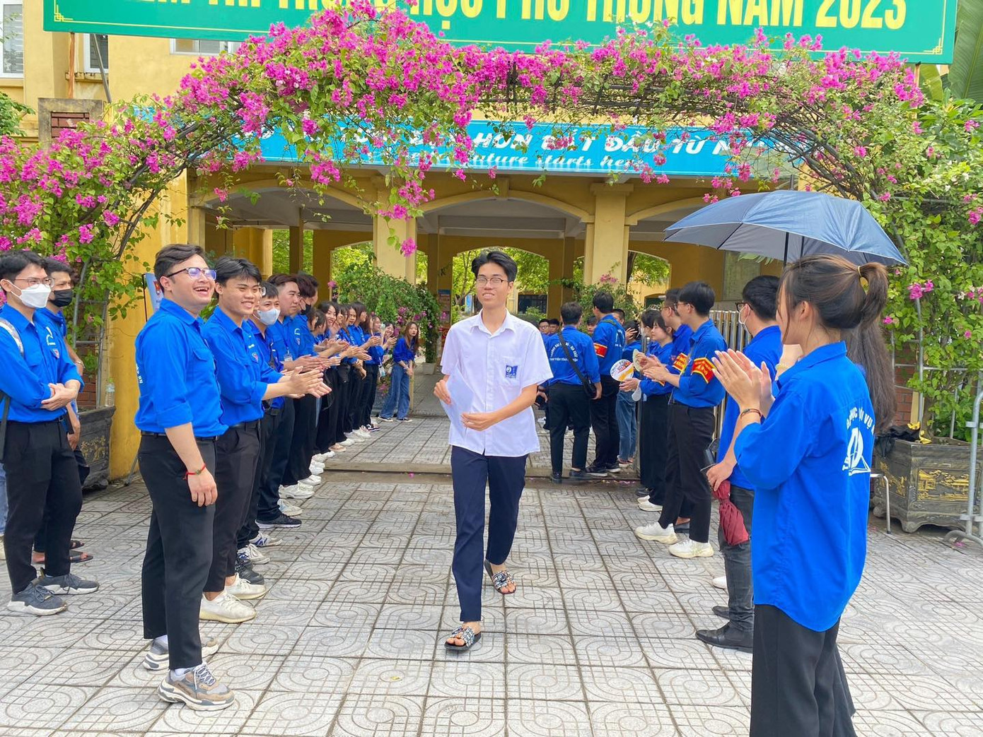 Hoạt động cổ vũ "đặc trưng" của các đội TNTN mỗi khi teen hoàn thành xong môn thi. Hoạt động cổ vũ "đặc trưng" của các đội TNTN mỗi khi teen hoàn thành xong môn thi.