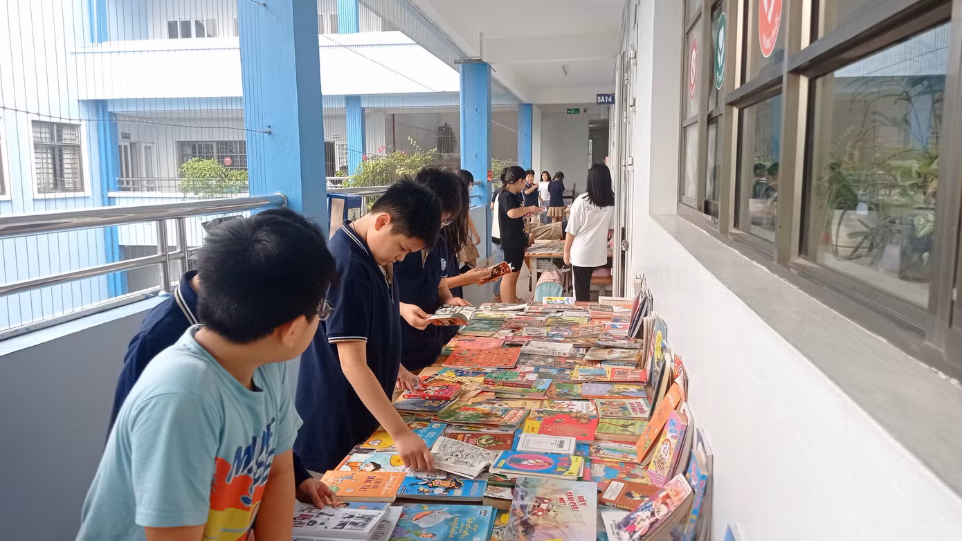 Tween hào hứng tham quan các gian hàng đặc biệt.