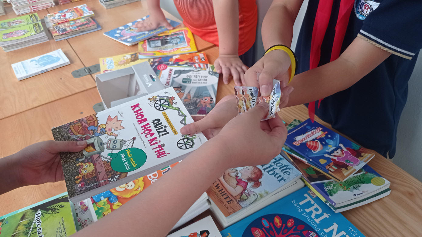 Tween sử dụng phiếu đổi sách để đổi lấy cuốn sách mình thích. Tween sử dụng phiếu đổi sách để đổi lấy cuốn sách mình thích.