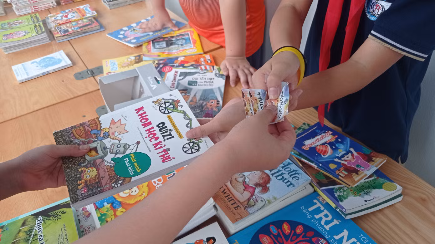 Tween sử dụng phiếu đổi sách để đổi lấy cuốn sách mình thích.