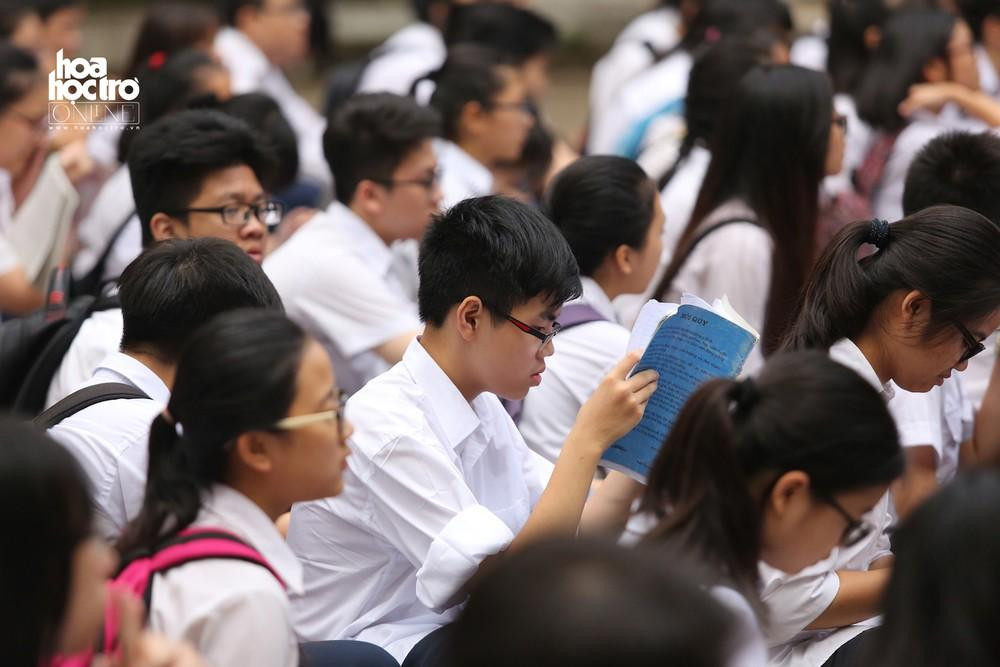 Nhiều teen cuối cấp học thêm tới khuya, cày bài tới sáng. Ảnh mang tính minh hoạ.