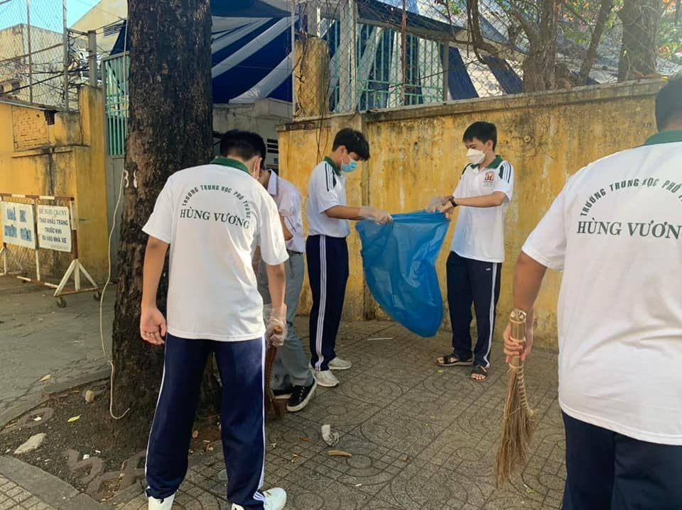 Hai con phố Hồng Bàng và Nguyễn Kim được teen THPT Hùng Vương (Phú Thọ) quét dọn sạch sẽ. Hai con phố Hồng Bàng và Nguyễn Kim được teen THPT Hùng Vương (Phú Thọ) quét dọn sạch sẽ.