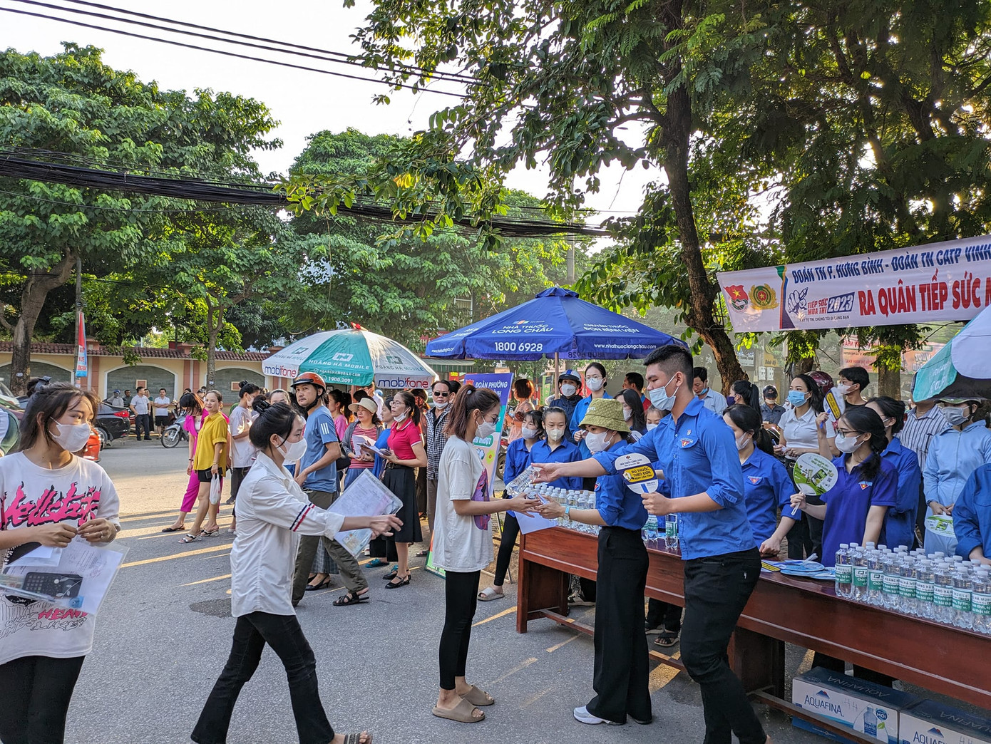 Đội TNTN cung cấp nước, đồ ăn để thí sinh sử dụng trước khi vào phòng. Đội TNTN cung cấp nước, đồ ăn để thí sinh sử dụng trước khi vào phòng.