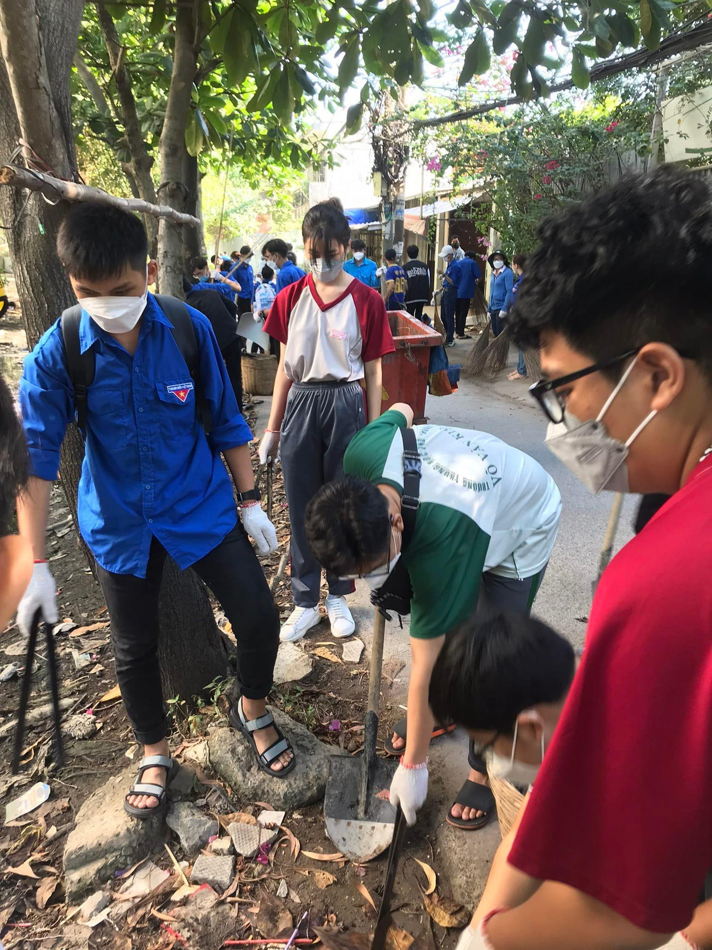 Trường THPT Võ Văn Kiệt (TP.HCM) tổ chức cho học sinh dọn dẹp hẻm nhỏ. Trường THPT Võ Văn Kiệt (TP.HCM) tổ chức cho học sinh dọn dẹp hẻm nhỏ.