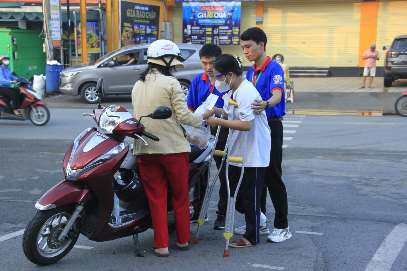 Các thí sinh được hỗ trợ vào phòng thi. Các thí sinh được hỗ trợ vào phòng thi.