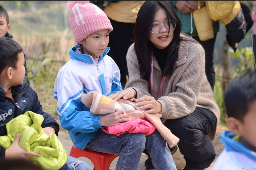 Teen Hà Nội mang tới áo ấm, bánh kẹo, sách vở... cho các em nhỏ ở Thiện Hòa.