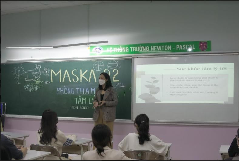 Chuyên gia tâm lý Trần Thị Mạnh Linh chia sẻ tại Phòng tham vấn tâm lý.