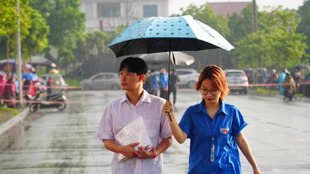 Đầu cầu Hà Nội mưa khá lớn vào thời điểm teen tới trường thi. Đầu cầu Hà Nội mưa khá lớn vào thời điểm teen tới trường thi.