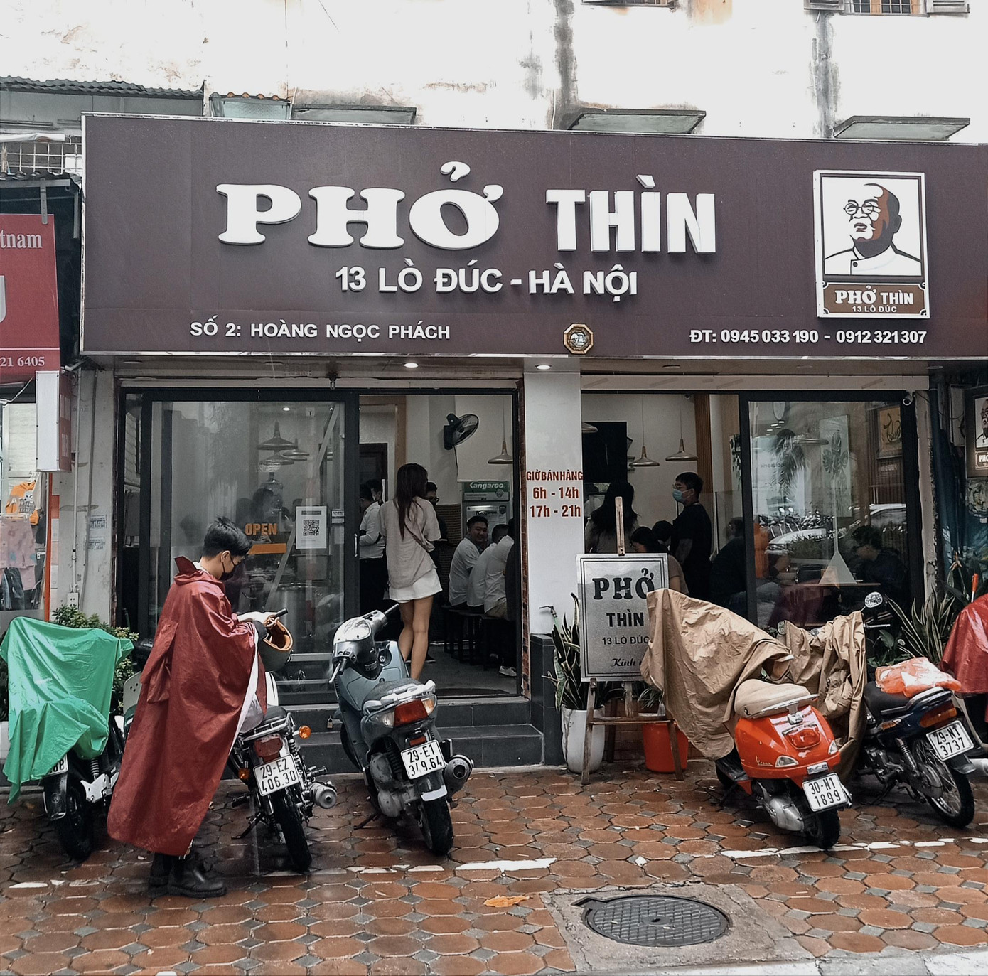 Mọi người đều phấn khởi khi được ngồi ăn tại chỗ. Mọi người đều phấn khởi khi được ngồi ăn tại chỗ.