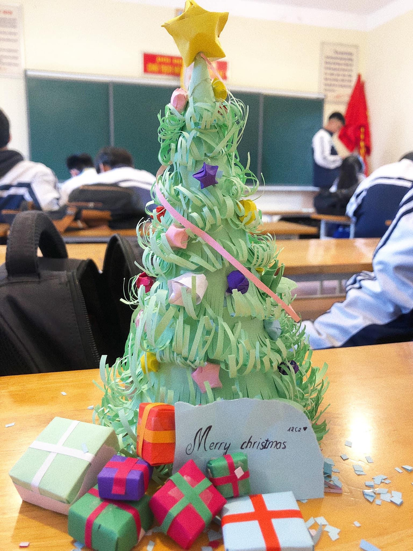 Cây thông Noel làm từ giấy màu đang là item trang trí được teen chào đón. (Ảnh: Thùy Linh) Cây thông Noel làm từ giấy màu đang là item trang trí được teen chào đón. (Ảnh: Thùy Linh)