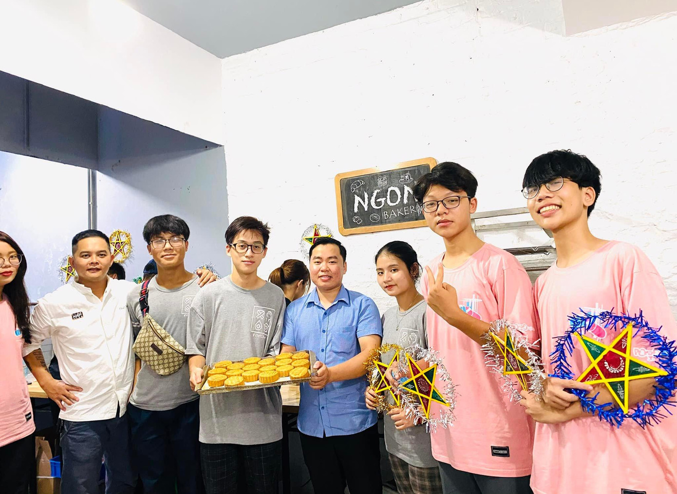 Đến hẹn lại lên, tiệm bánh trung thu đặc biệt của teen THPT Việt Đức sắp sửa mở cửa.