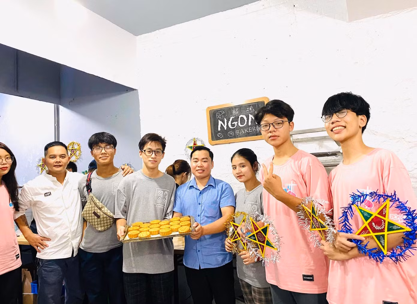 Đến hẹn lại lên, tiệm bánh trung thu đặc biệt của teen THPT Việt Đức sắp sửa mở cửa. Đến hẹn lại lên, tiệm bánh trung thu đặc biệt của teen THPT Việt Đức sắp sửa mở cửa.