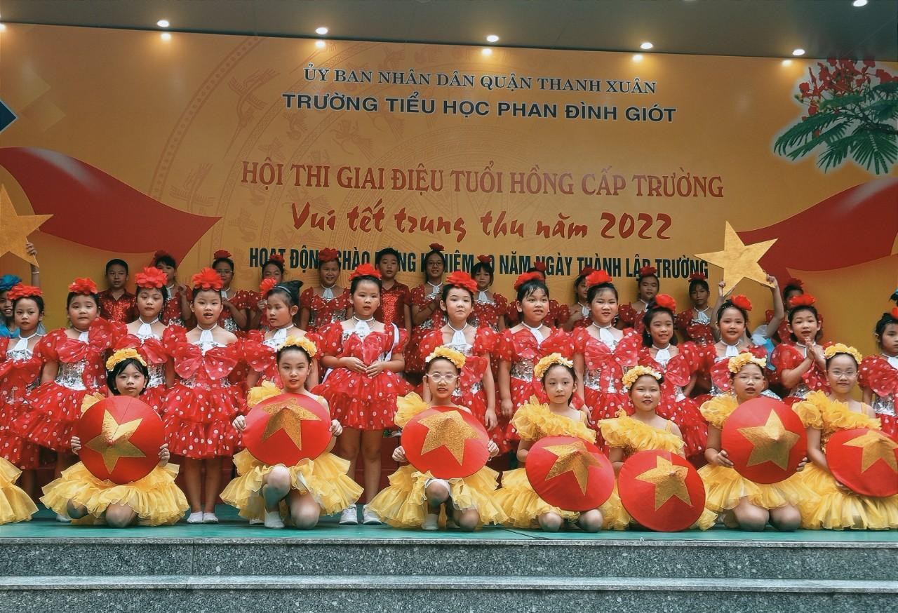 Các phần thi được chuẩn bị tỉ mỉ từ trang phục đến đạo cụ. Các phần thi được chuẩn bị tỉ mỉ từ trang phục đến đạo cụ.