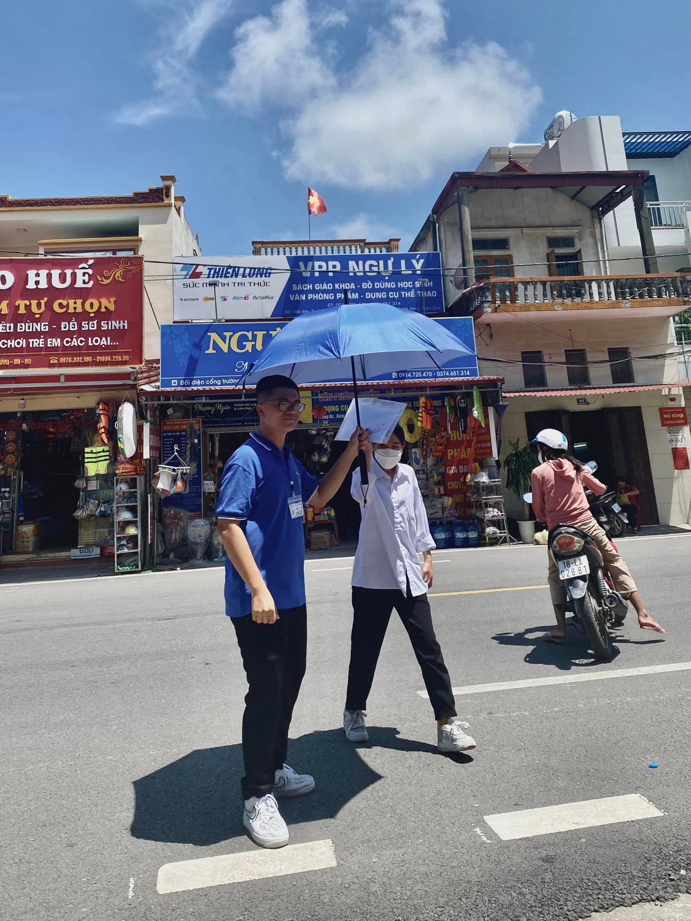 Nắng đã có ô của "áo xanh" Nam Định. Nắng đã có ô của "áo xanh" Nam Định.