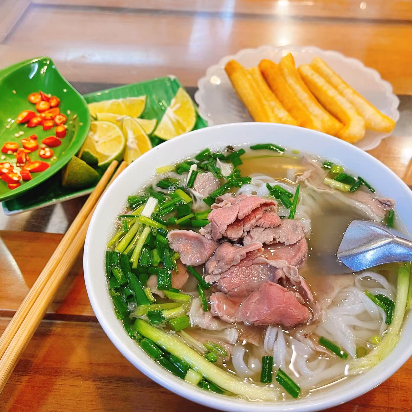 Đây có lẽ là “nội dung” được người dân Hà Nội "check-in" nhiều nhất trong sáng nay 14/10.