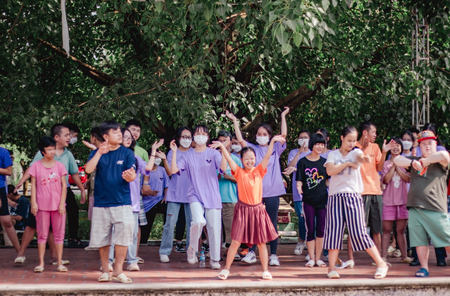 Những hoạt động bên lề giúp các bạn nhỏ có thêm niềm vui và cảm nhận được sự quan tâm.