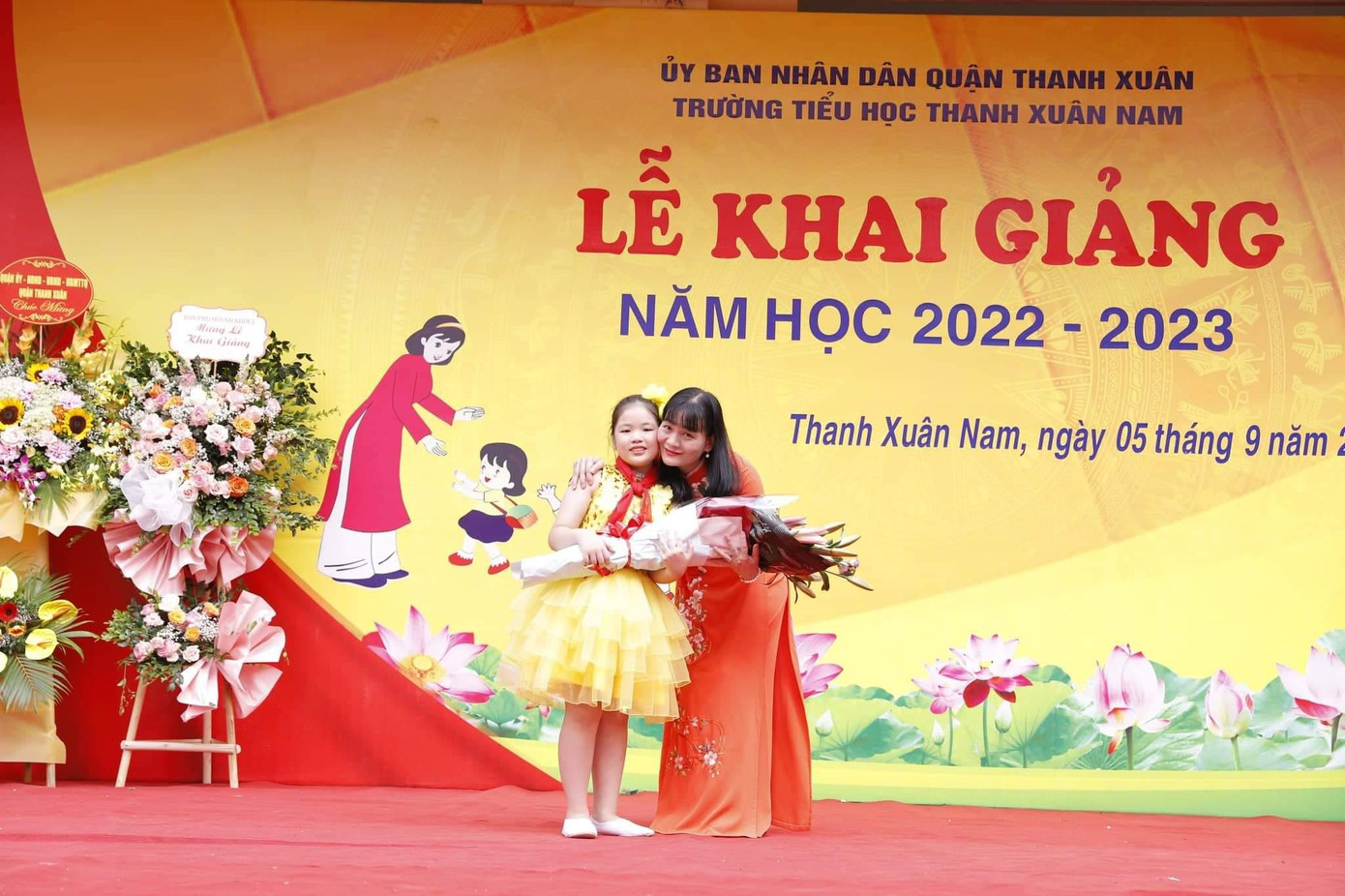 Khoảnh khắc ấm áp giữa cô và trò trường Tiểu học Thanh Xuân Nam. Khoảnh khắc ấm áp giữa cô và trò trường Tiểu học Thanh Xuân Nam.