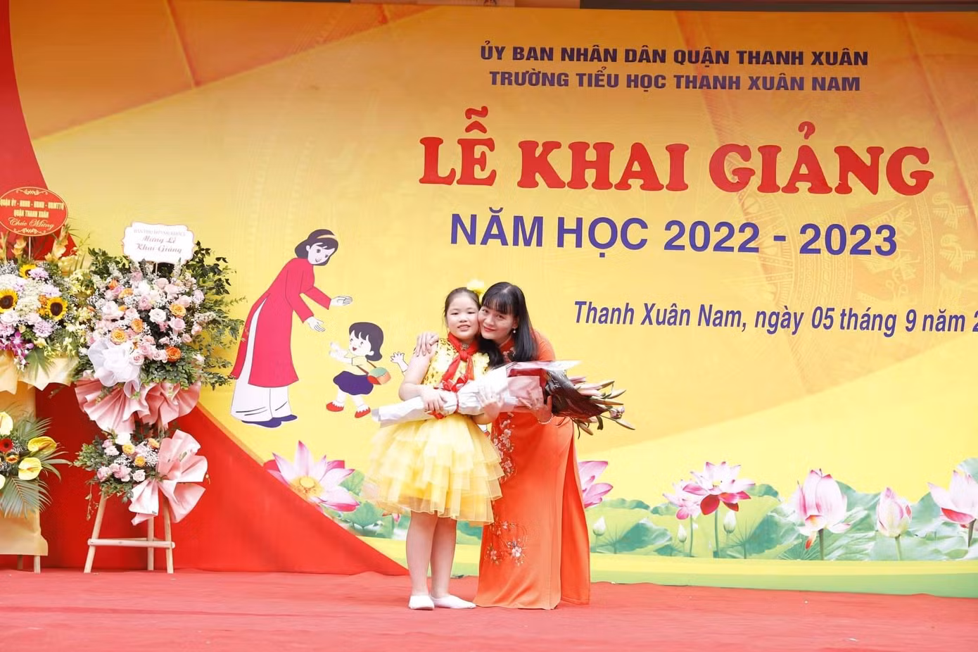 Khoảnh khắc ấm áp giữa cô và trò trường Tiểu học Thanh Xuân Nam.