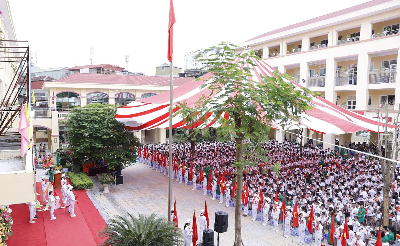 Lễ khai giảng của trường Tiểu học Thanh Xuân Nam rực rỡ cờ hoa, bóng bay. Lễ khai giảng của trường Tiểu học Thanh Xuân Nam rực rỡ cờ hoa, bóng bay.