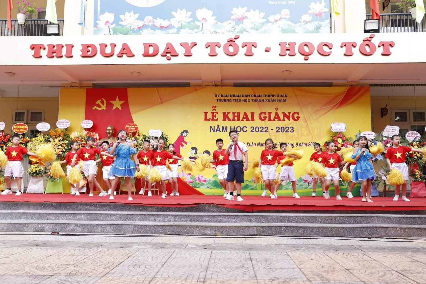 Tiết mục văn nghệ do chính các bạn học sinh của trường thể hiện. Tiết mục văn nghệ do chính các bạn học sinh của trường thể hiện.