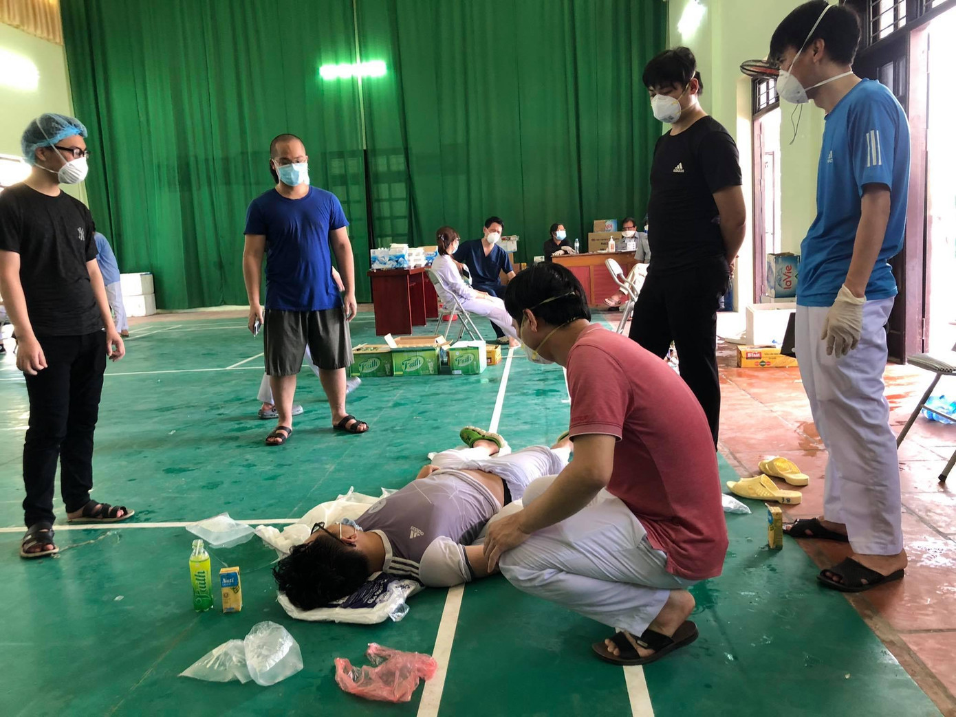 Trung Anh bị ngất vì kiệt sức. Trung Anh bị ngất vì kiệt sức.