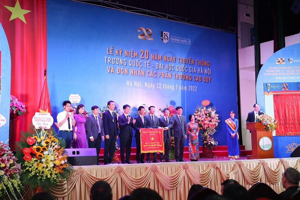 Trường Quốc tế đón các phần thưởng tại buổi lễ kỷ niệm 20 năm thành lập.