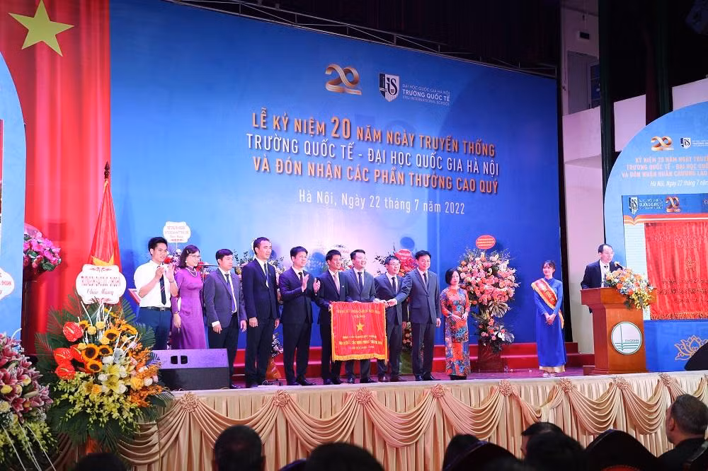 Trường Quốc tế đón các phần thưởng tại buổi lễ kỷ niệm 20 năm thành lập. Trường Quốc tế đón các phần thưởng tại buổi lễ kỷ niệm 20 năm thành lập.