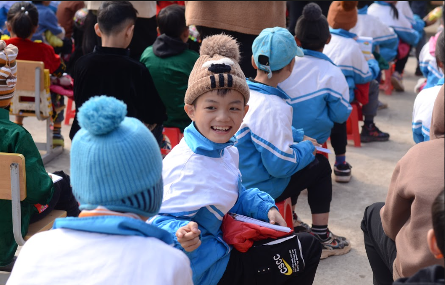 Nụ cười của tween khi nhận được món quà là đồ dùng học tập.