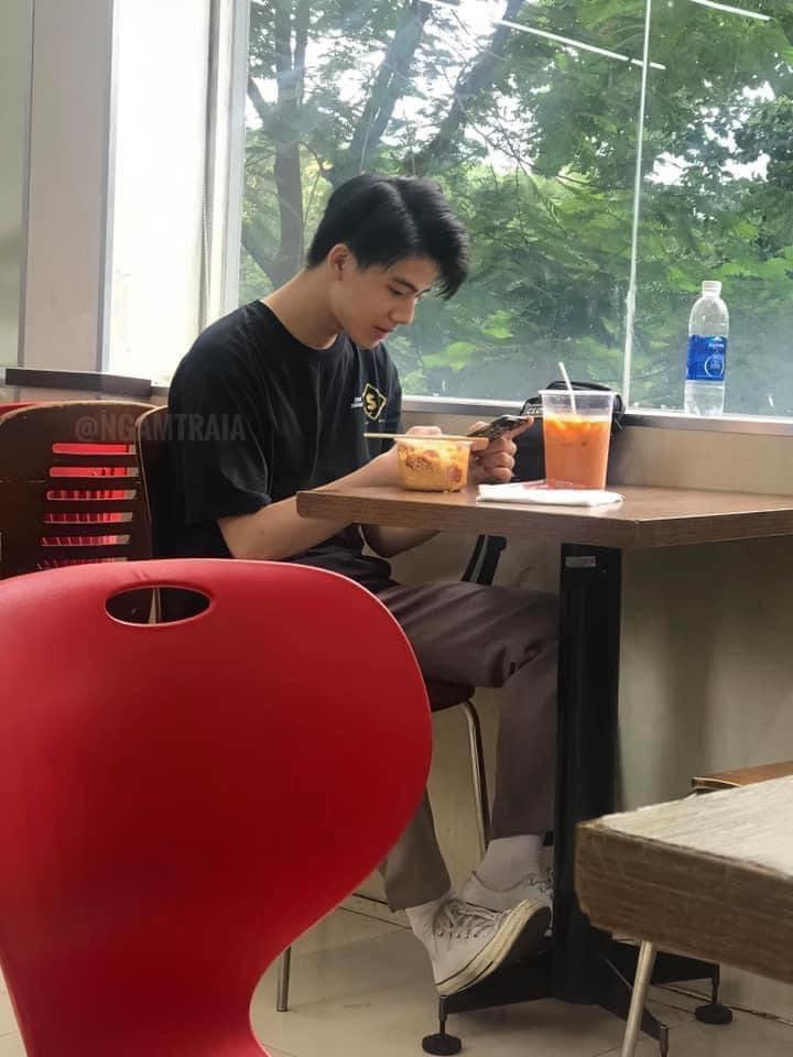 Bức ảnh chụp trộm "huyền thoại" của Đạt trước đó. (Ảnh: Hội những người thích ngắm trai châu Á)