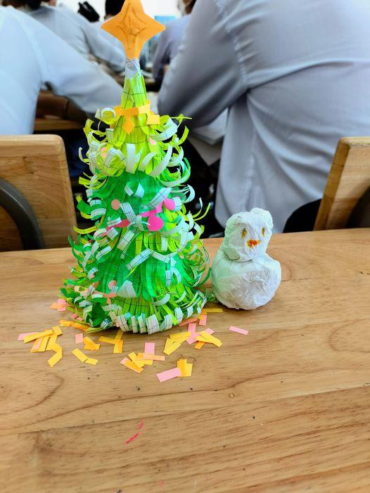 Cây thông phiên bản thiếu giấy màu nhưng lại thừa bút ghi nhớ. (Ảnh: Yến Oanh) Cây thông phiên bản thiếu giấy màu nhưng lại thừa bút ghi nhớ. (Ảnh: Yến Oanh)