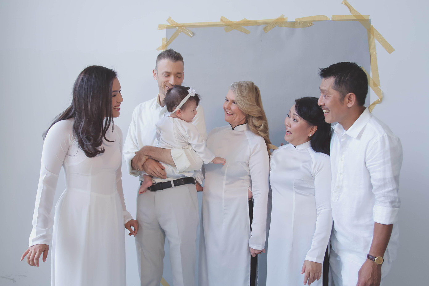 Mẹ chồng Phương Vy (giữa)